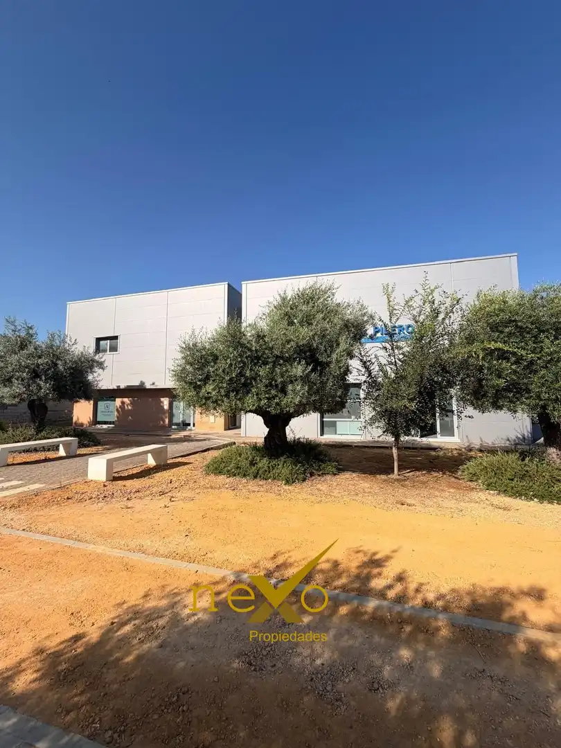 Vista exterior de Oficina en venda en Carmona