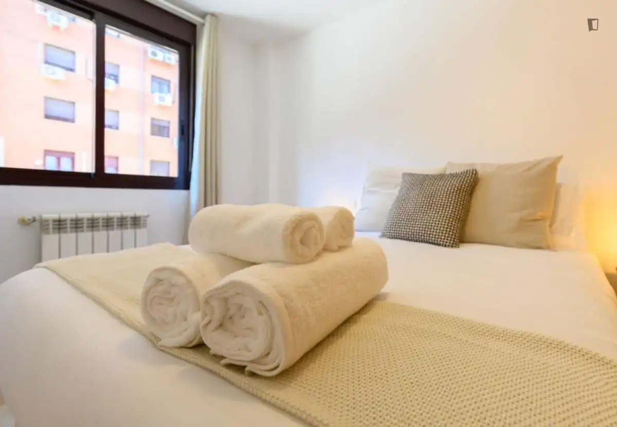 Dormitori de Apartament de lloguer en Madrid amb Aire condicionat, Calefacció i Moblat