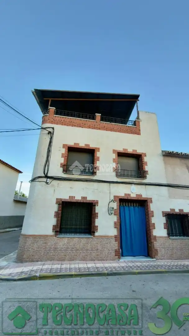 Vista exterior de Casa adosada en venda en Quero amb Calefacció i Terrassa