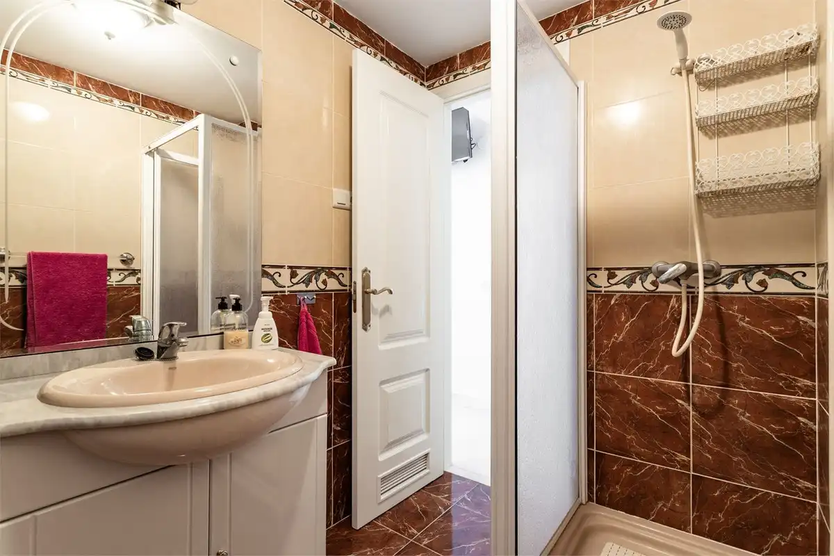 Badezimmer von Wohnungen zum Verkauf in Fuengirola mit Klimaanlage, Heizung und Terrasse