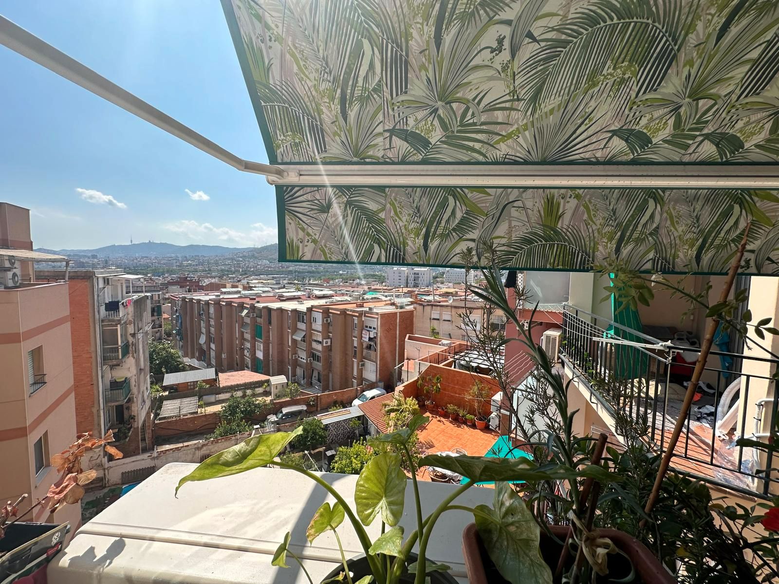 Vista exterior de Pis en venda en Santa Coloma de Gramenet amb Aire condicionat, Calefacció i Balcó