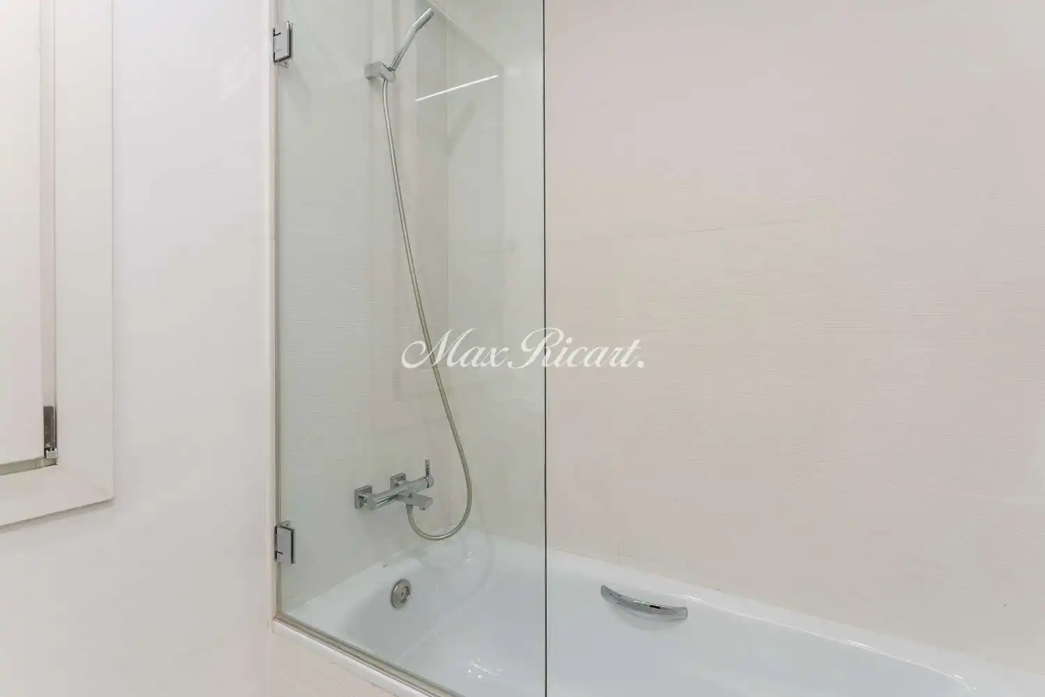 Badezimmer von Wohnung zur Miete in Barcelona mit Klimaanlage, Heizung und Terrasse