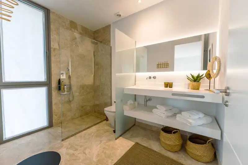 Bany de Casa o xalet de lloguer en Estepona amb Aire condicionat, Jardí privat i Terrassa
