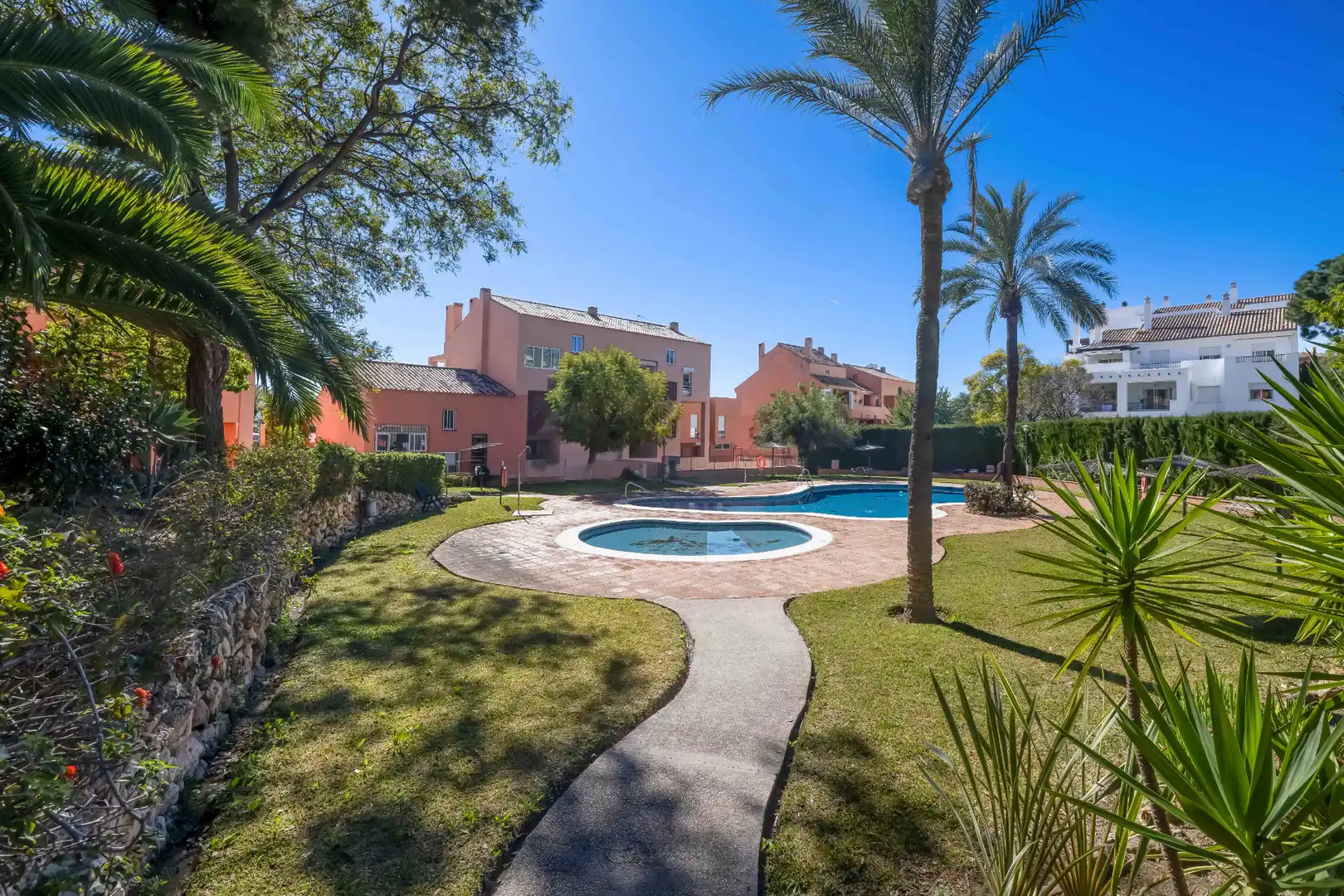 Jardín de Dúplex en venta en Marbella con Terraza, Alarma y Piscina comunitaria