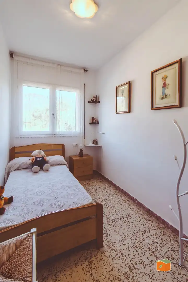 Dormitori de Casa adosada en venda en Alcanar amb Jardí privat, Terrassa i Moblat