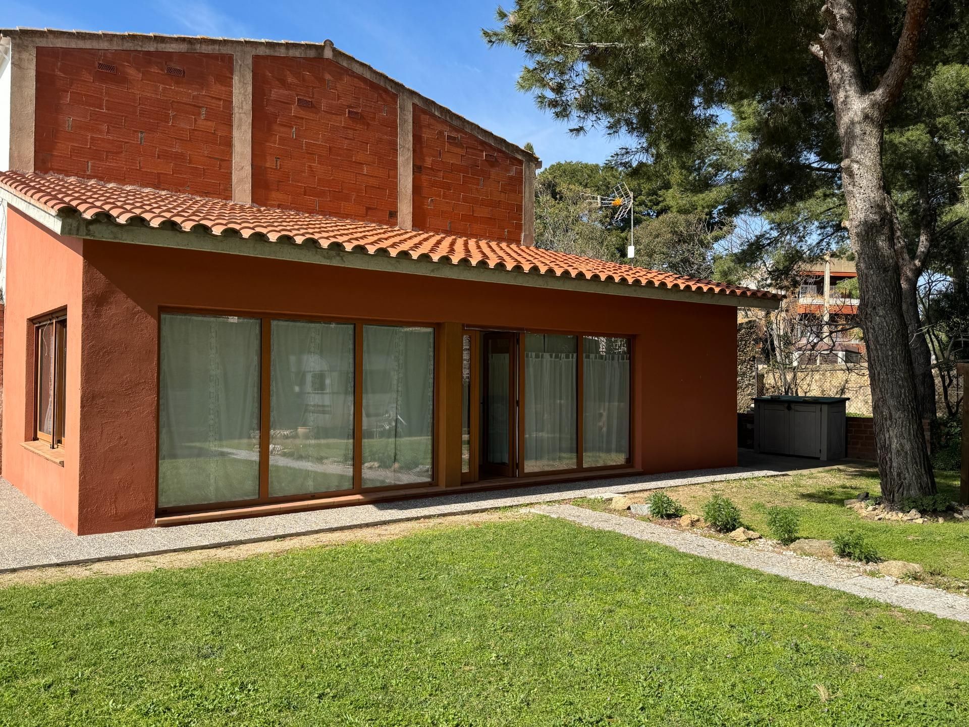 Vista exterior de Casa o xalet en venda en Vilajuïga amb Jardí privat