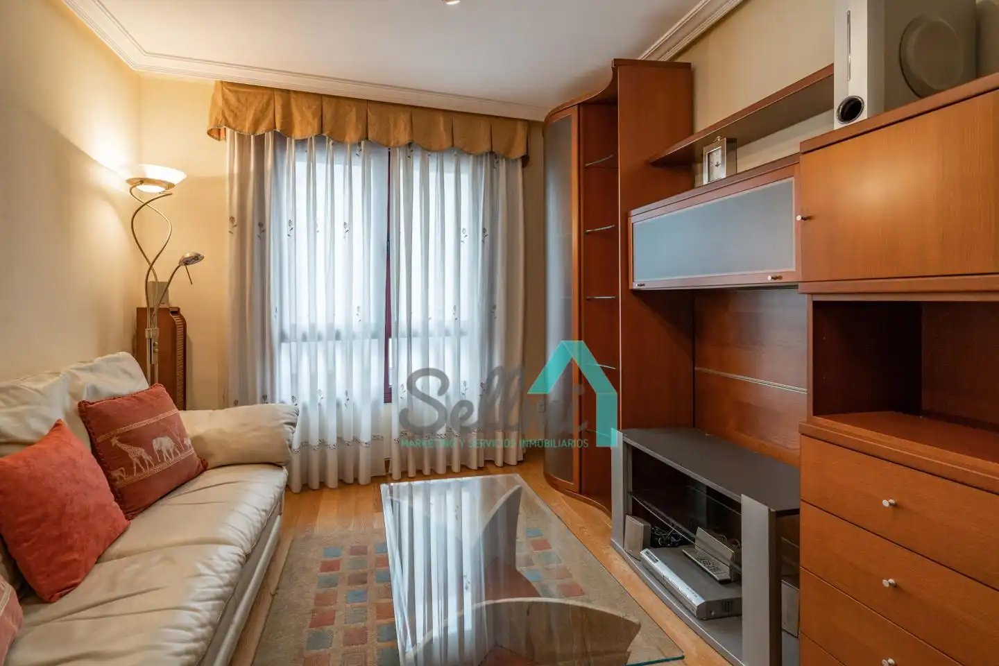 Sala d'estar de Pis en venda en Oviedo  amb Calefacció, Parquet i Moblat