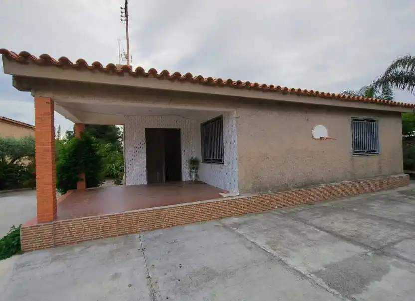 Außenansicht von Haus oder Chalet zum Verkauf in Almazora / Almassora mit Privatgarten, Terrasse und Möbliert