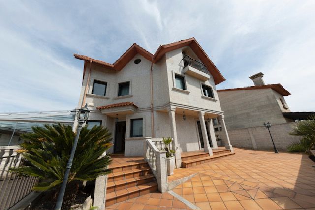Vista exterior de Casa o xalet en venda en Vigo  amb Calefacció, Jardí privat i Parquet