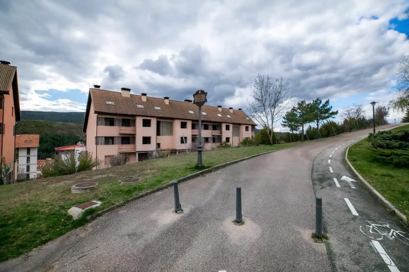 Vista exterior de Edificio en venta en Sabiñánigo