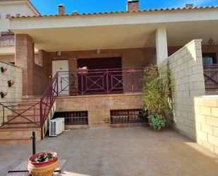 Vista exterior de Casa adosada en venda en La Nucia amb Terrassa i Piscina comunitària