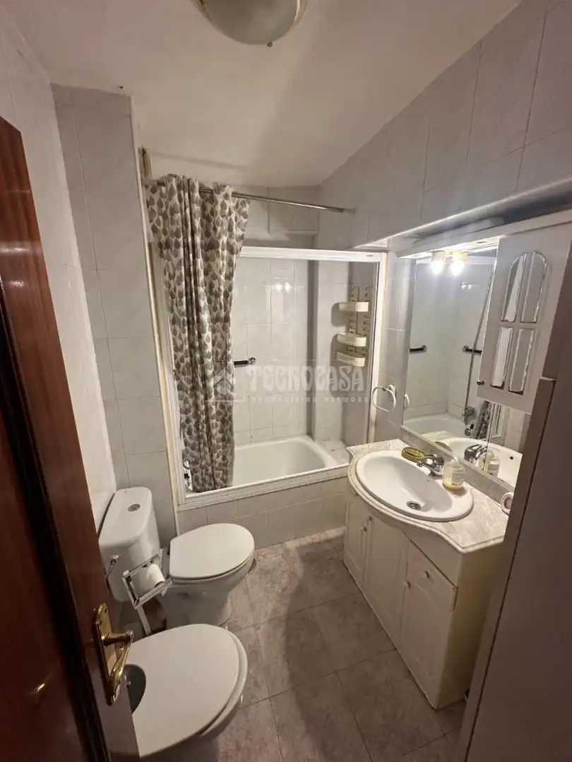 Baño de Piso en venta en Madrid con Calefacción, Terraza y Balcón