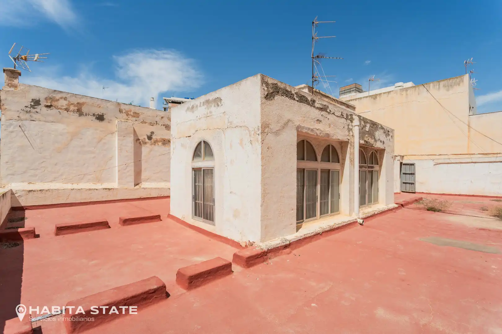 Vista exterior de Edifici en venda en Almería