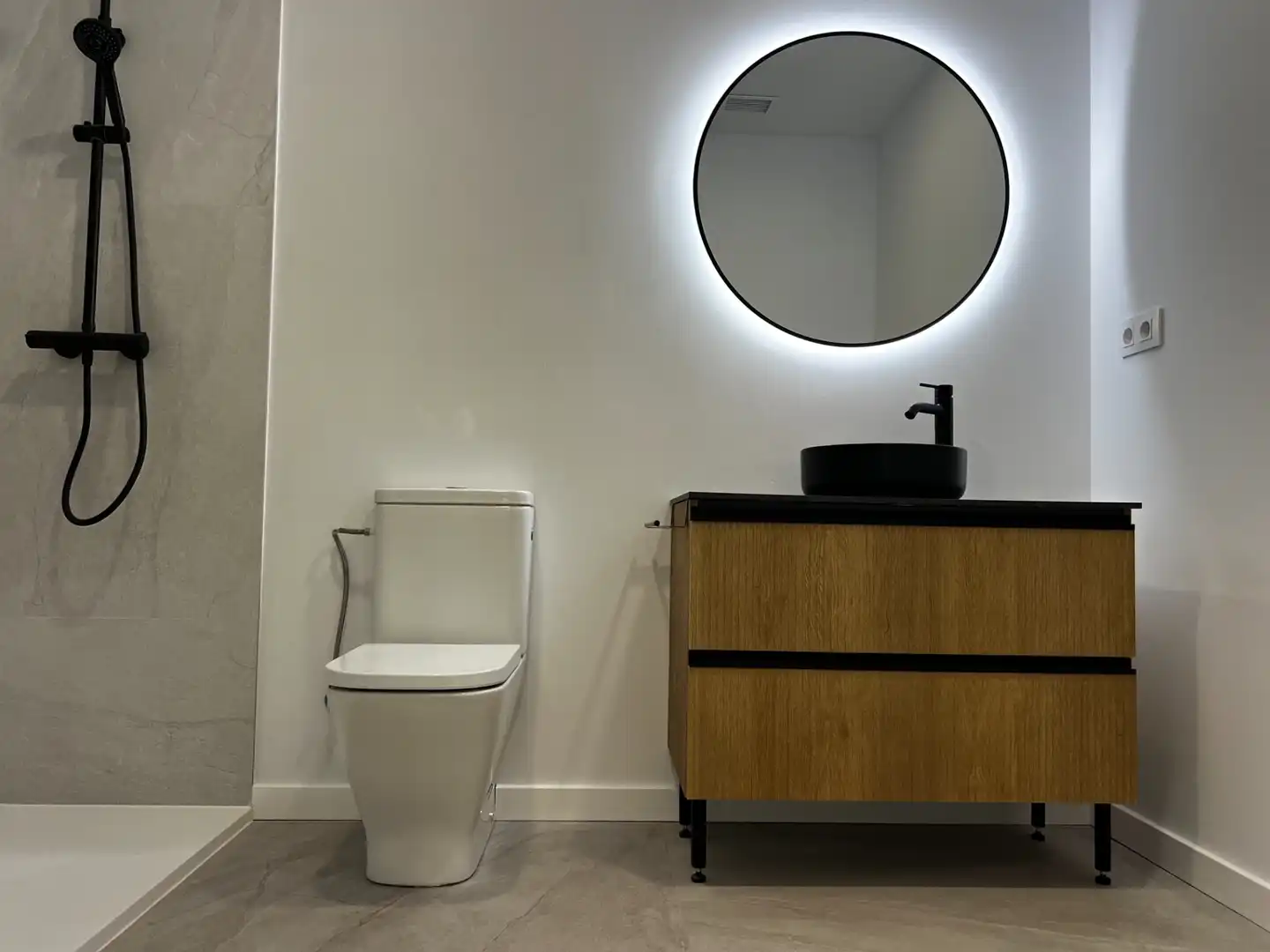 Bathroom of Ground floor for sale in Badalona  with Parquet flooring, Oven and Alarm