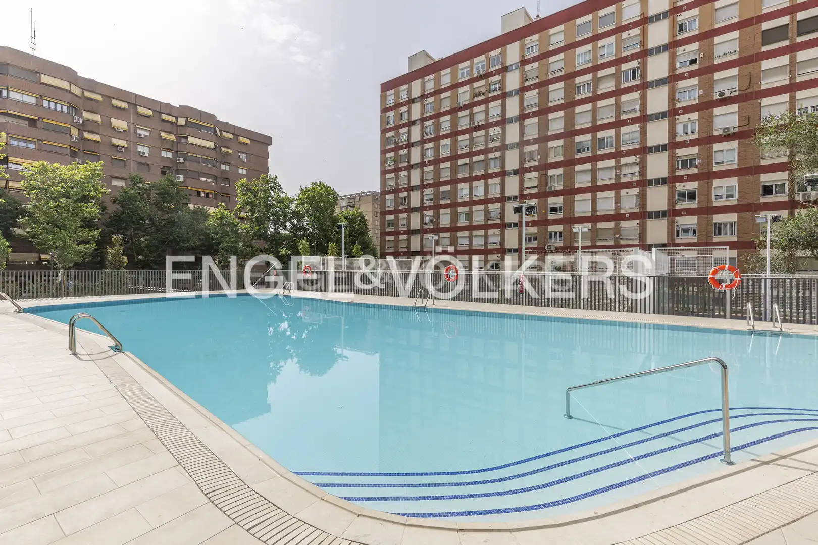 Schwimmbecken von Wohnung zum Verkauf in Madrid mit Klimaanlage, Heizung und Privatgarten