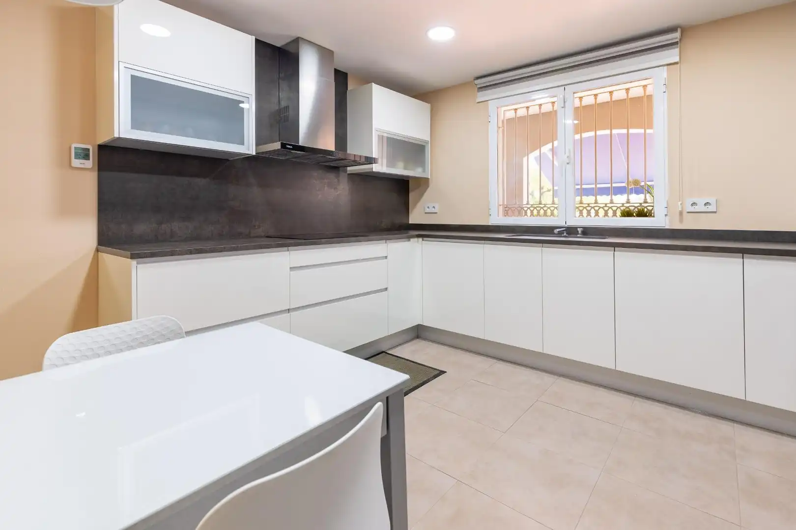 Cocina de Casa o chalet en venta en Montserrat con Aire acondicionado, Jardín privado y Terraza