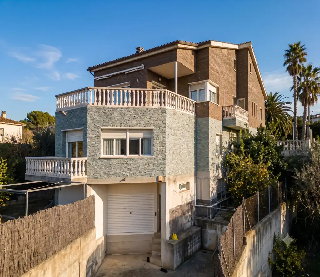 Vista exterior de Casa o xalet en venda en Terrassa amb Aire condicionat, Jardí privat i Terrassa