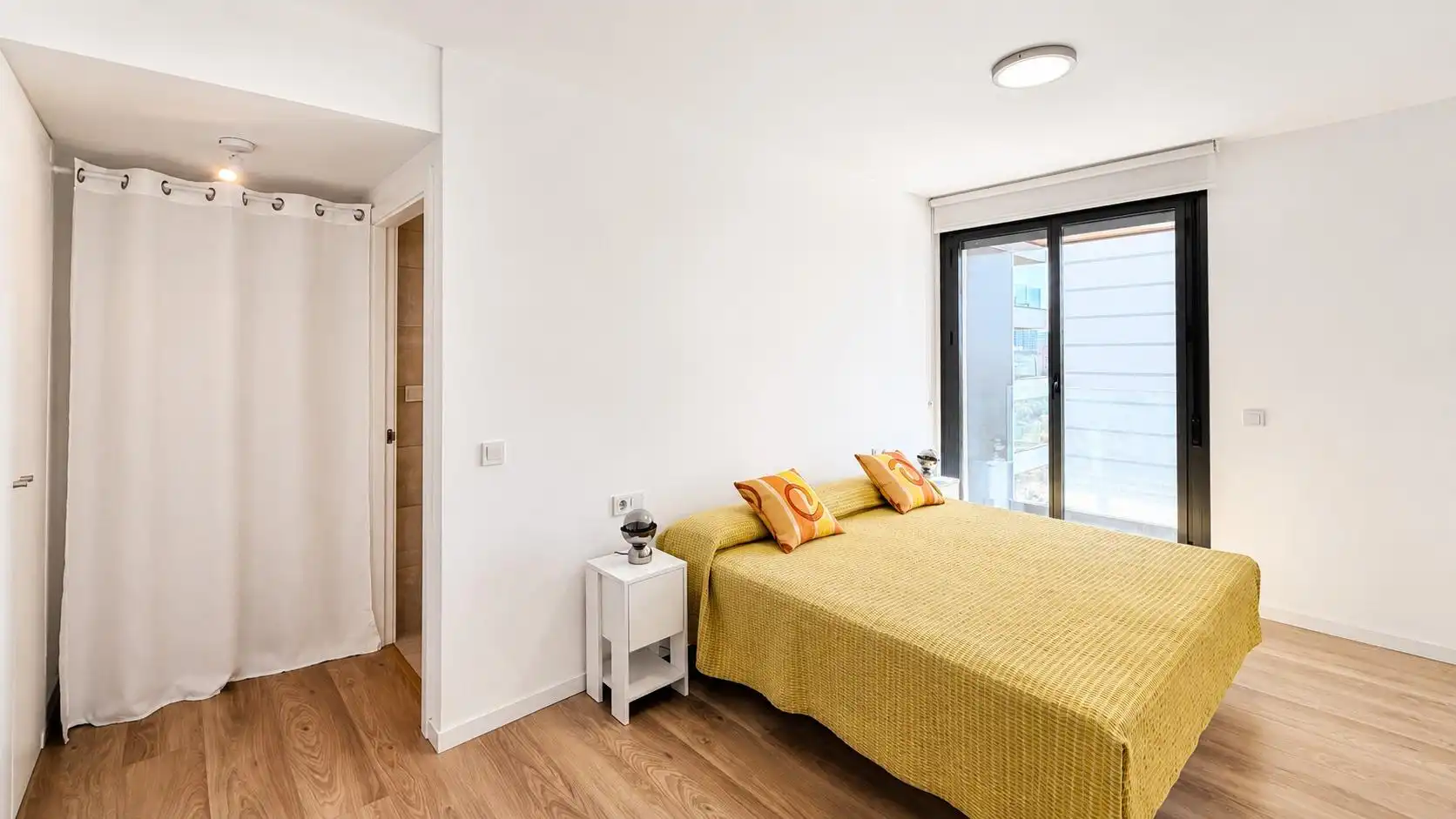 Schlafzimmer von Wohnung zur Miete in Valencia mit Klimaanlage, Terrasse und Balkon