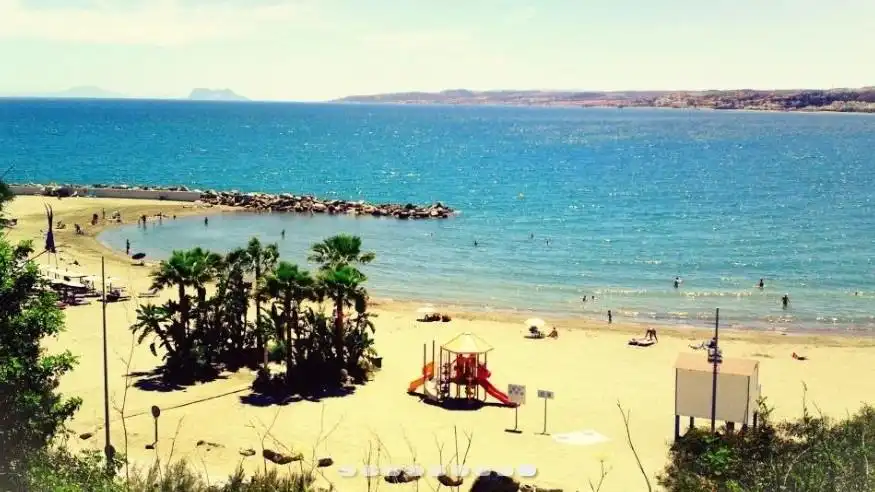Vista exterior de Apartament en venda en Estepona amb Jardí privat, Terrassa i Moblat