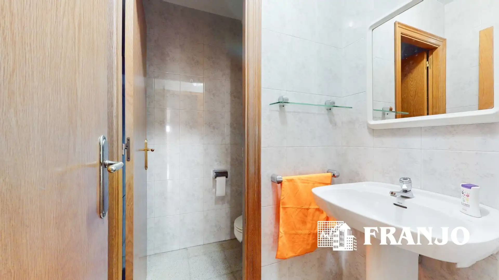 Badezimmer von Einfamilien-Reihenhaus zum Verkauf in Barberà del Vallès mit Klimaanlage, Heizung und Terrasse