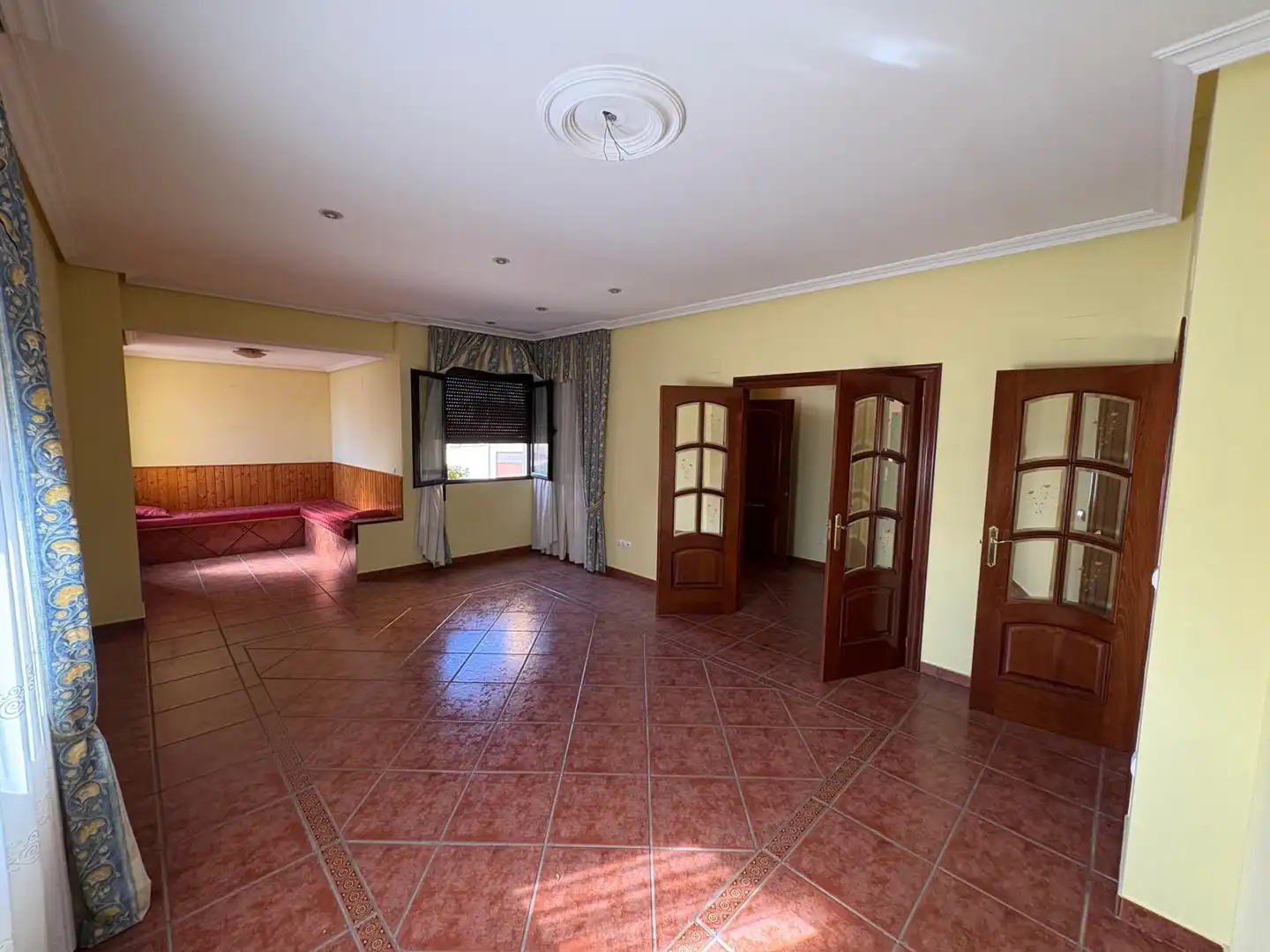 Sala d'estar de Casa o xalet en venda en Íscar amb Calefacció, Jardí privat i Terrassa