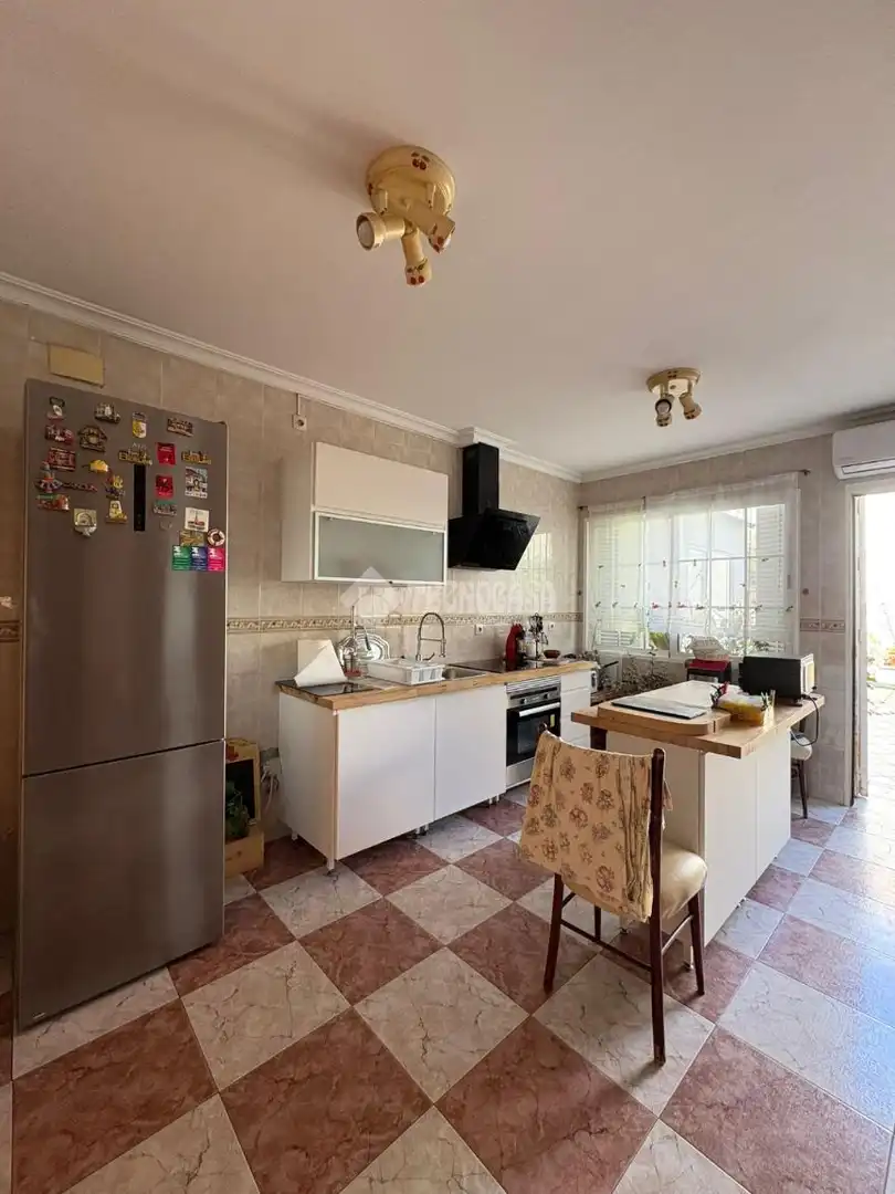 Cocina de Casa adosada en venta en La Rinconada con Piscina y Amueblado