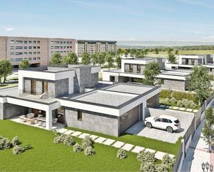 Vista exterior de Casa adosada en venda en Oviedo  amb Calefacció, Jardí privat i Terrassa