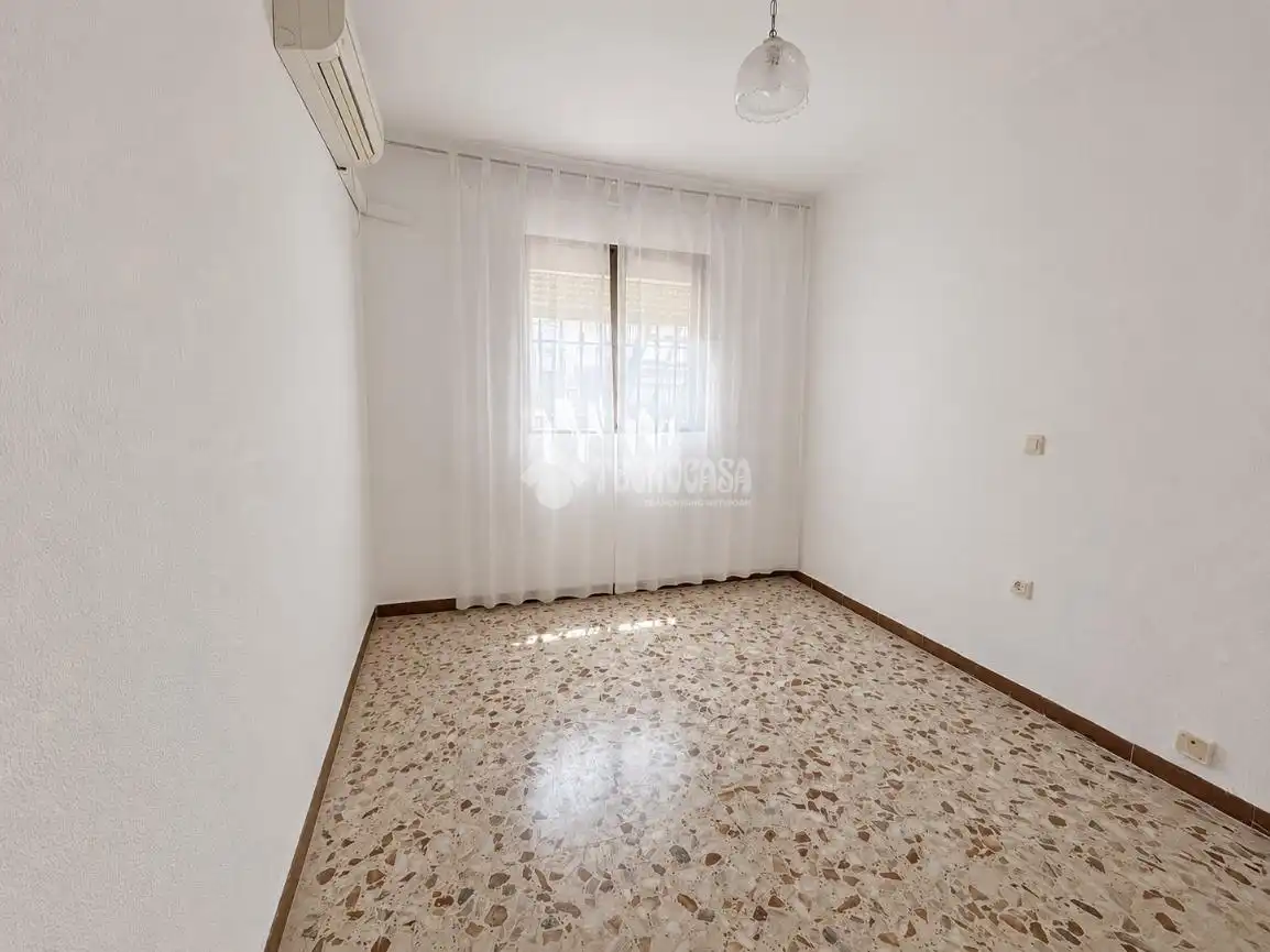 Dormitori de Casa adosada en venda en La Rinconada amb Aire condicionat, Terrassa i Balcó