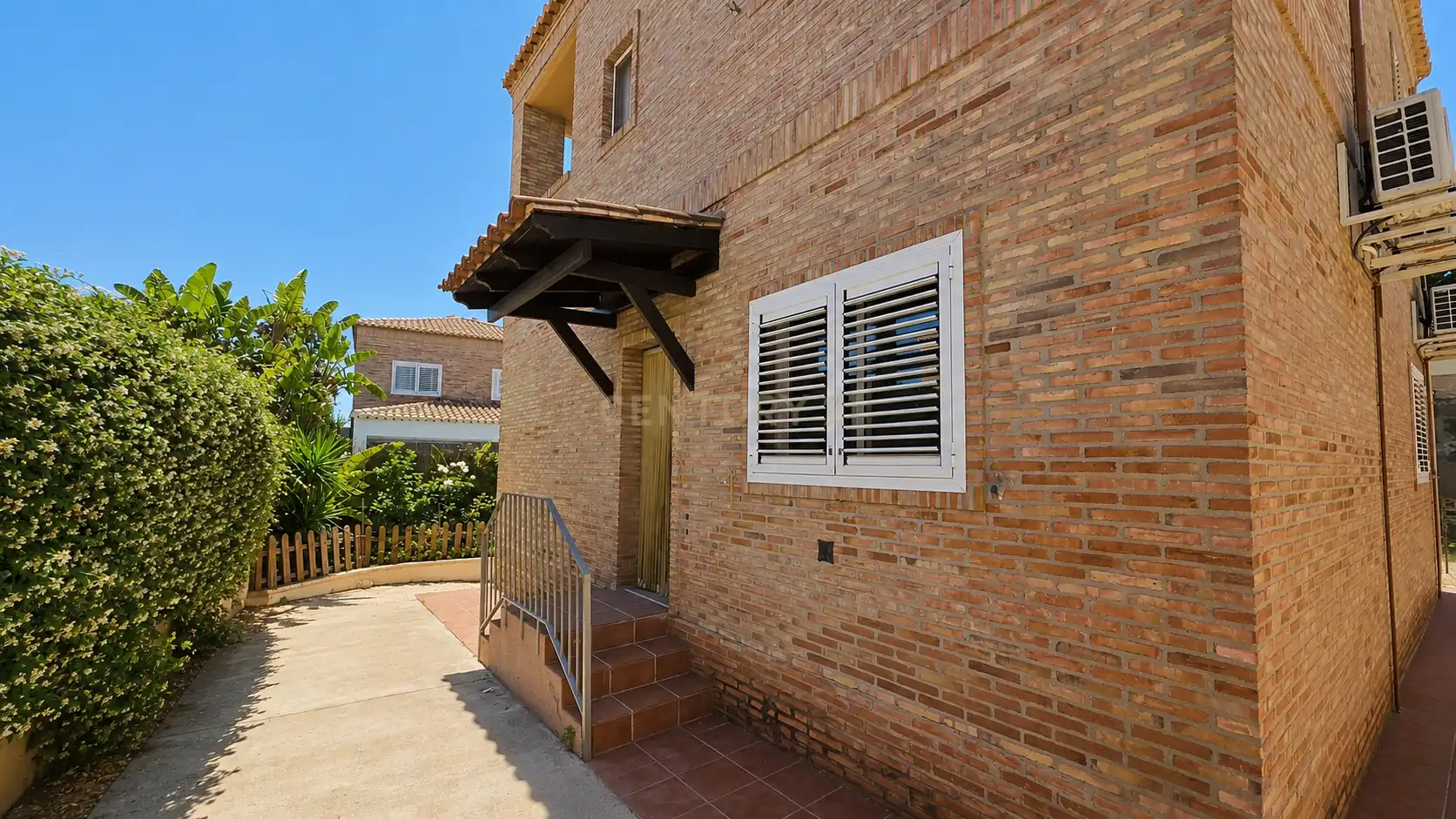 Vista exterior de Casa o xalet en venda en Paterna amb Aire condicionat, Jardí privat i Piscina