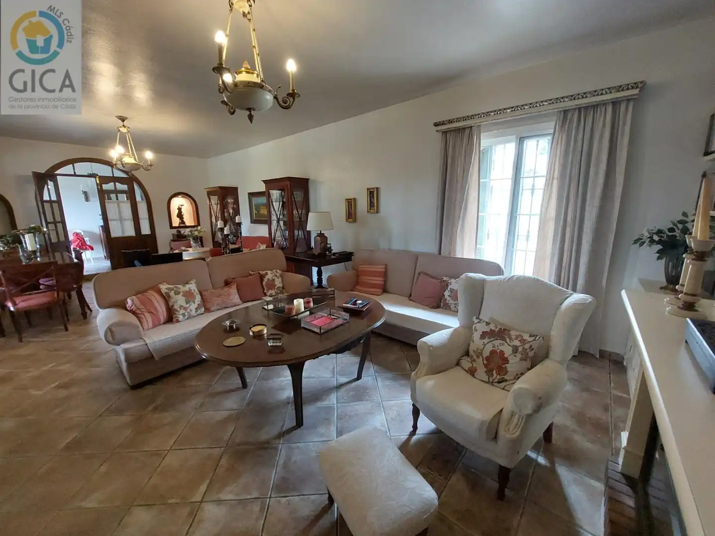 Sala d'estar de Casa o xalet en venda en Algeciras amb Aire condicionat, Jardí privat i Piscina