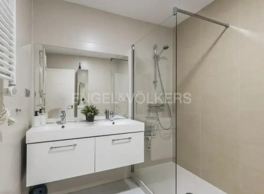 Badezimmer von Wohnung zum Verkauf in Madrid mit Klimaanlage, Heizung und Parkett