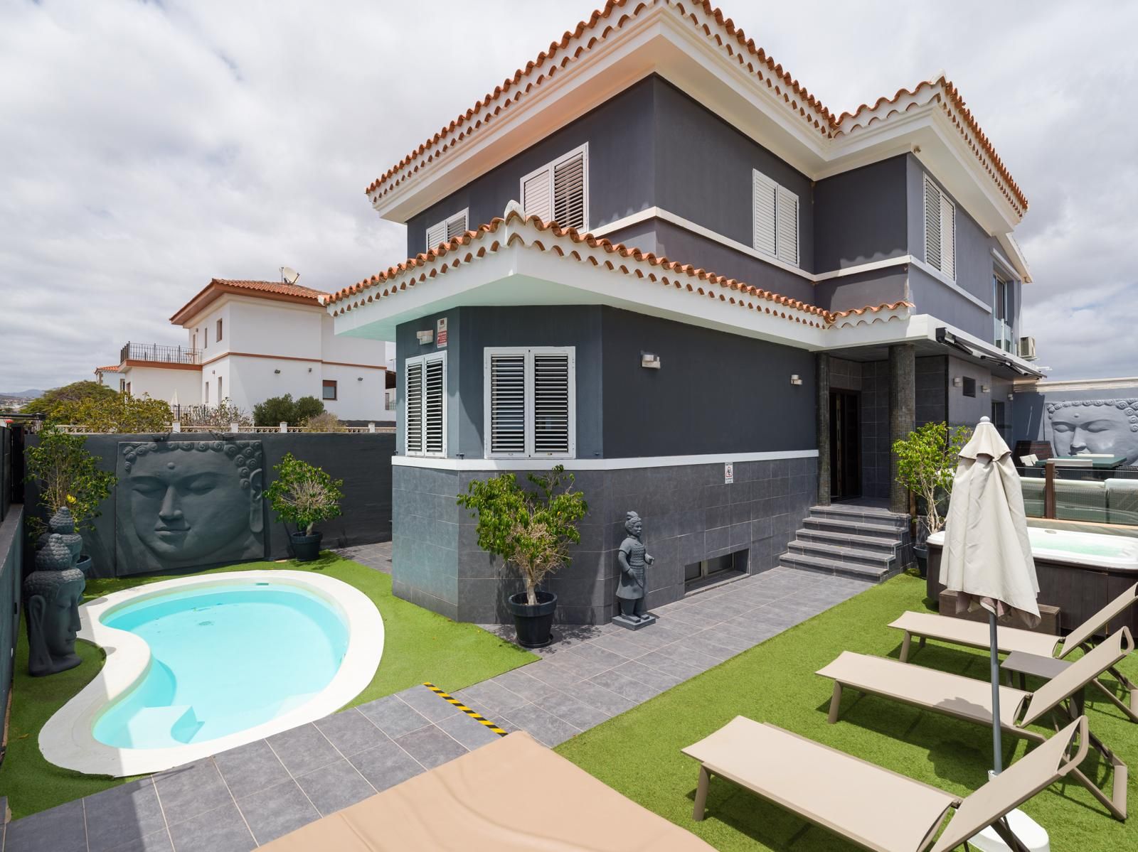 Exterior view of Houses for sale in San Bartolomé de Tirajana  with Air Conditioner, Private garden and Terrace