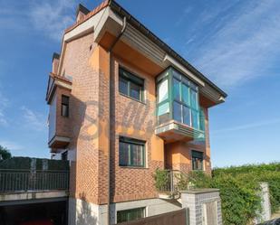 Vista exterior de Casa o xalet en venda en Noreña amb Calefacció, Jardí privat i Terrassa