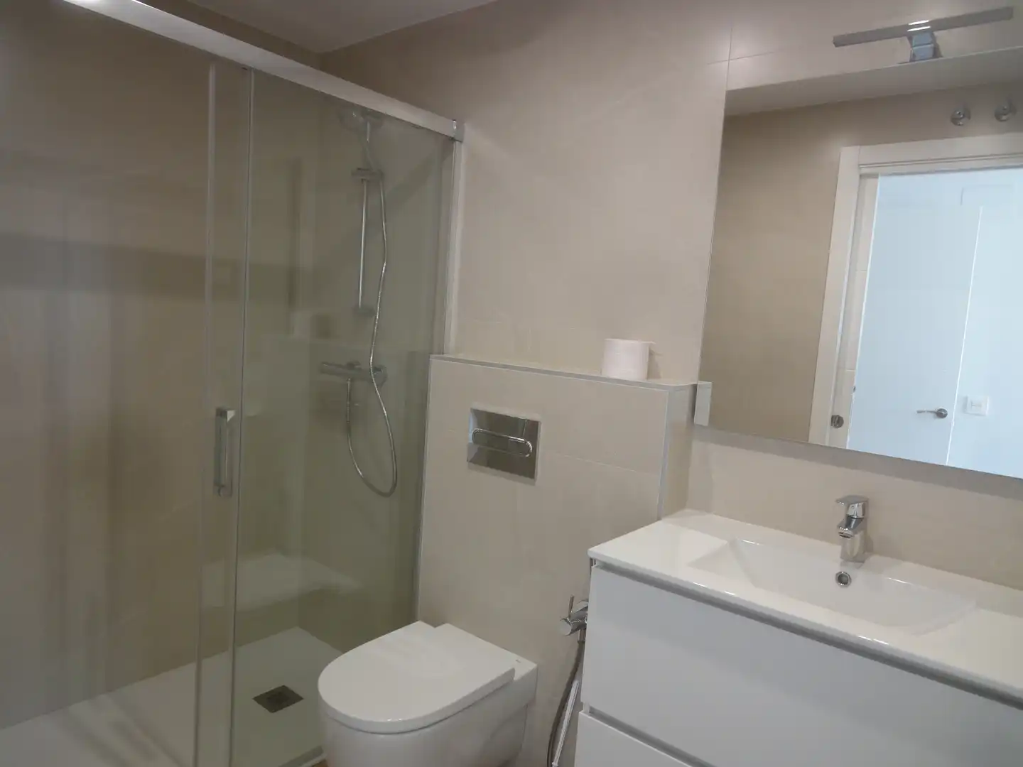 Baño de Piso de alquiler en Bilbao  con Calefacción, Amueblado y Balcón