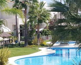 Piscina de Casa adosada de lloguer en Benahavís amb Aire condicionat, Terrassa i Piscina