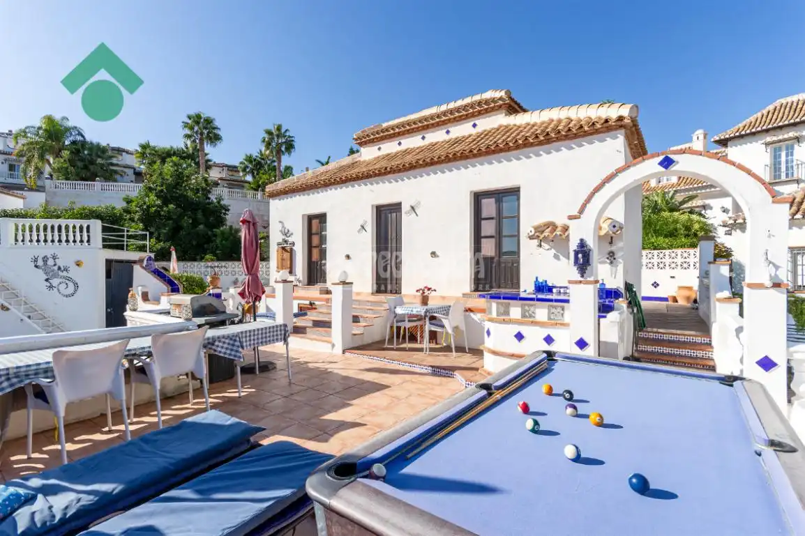 Vista exterior de Casa o xalet en venda en Almuñécar amb Terrassa, Piscina i Balcó
