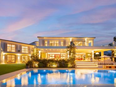 Casa con piscina en venta en Nueva Andalucía