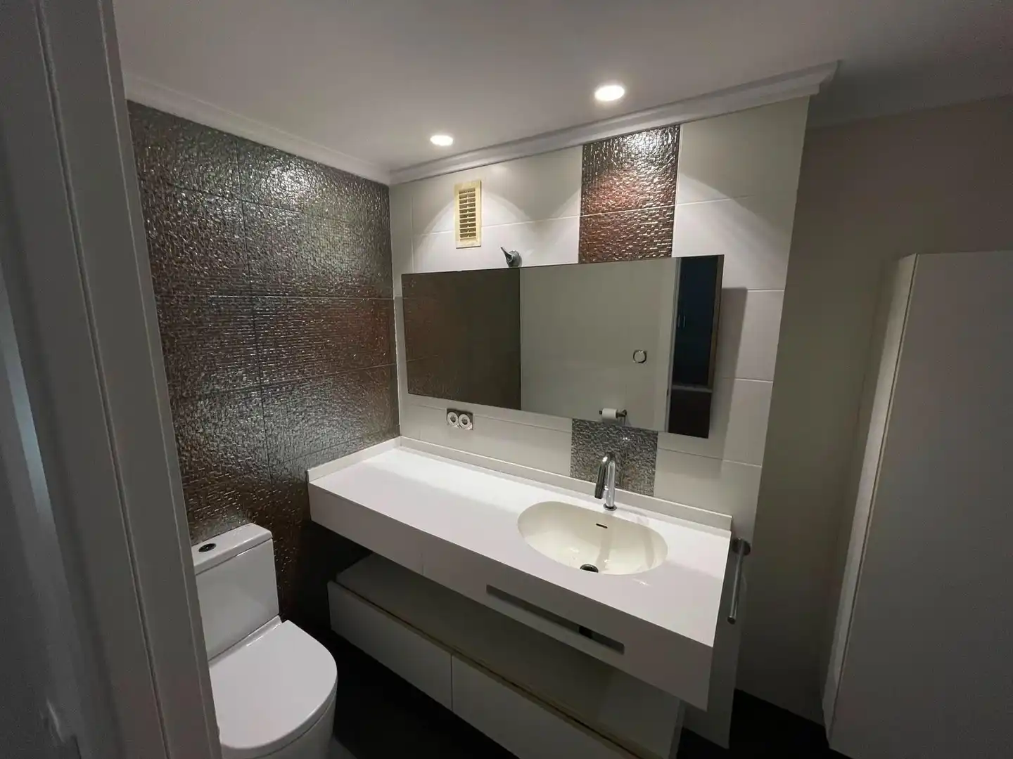 Bathroom of Duplexes for rent in Valencia  with Parquet flooring, Terrace and Furnished