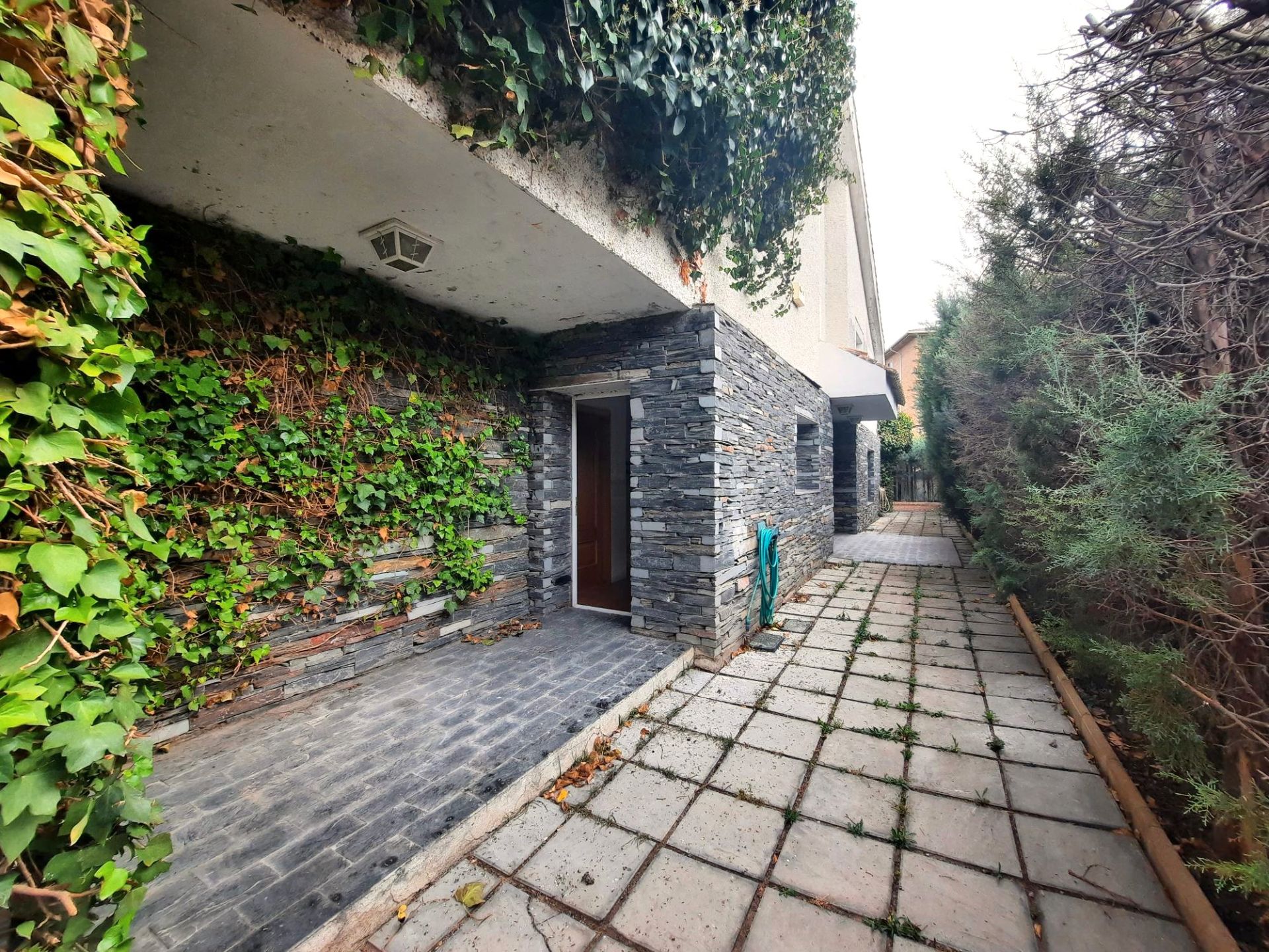 Exterior view of Single-family semi-detached for sale in Velilla de San Antonio  with Air Conditioner, Heating and Private garden