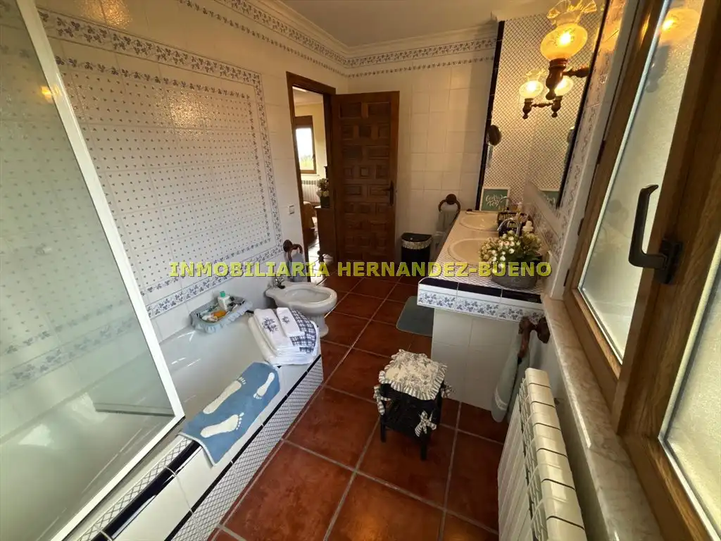 Bany de Casa o xalet en venda en Sequeros amb Calefacció, Jardí privat i Terrassa