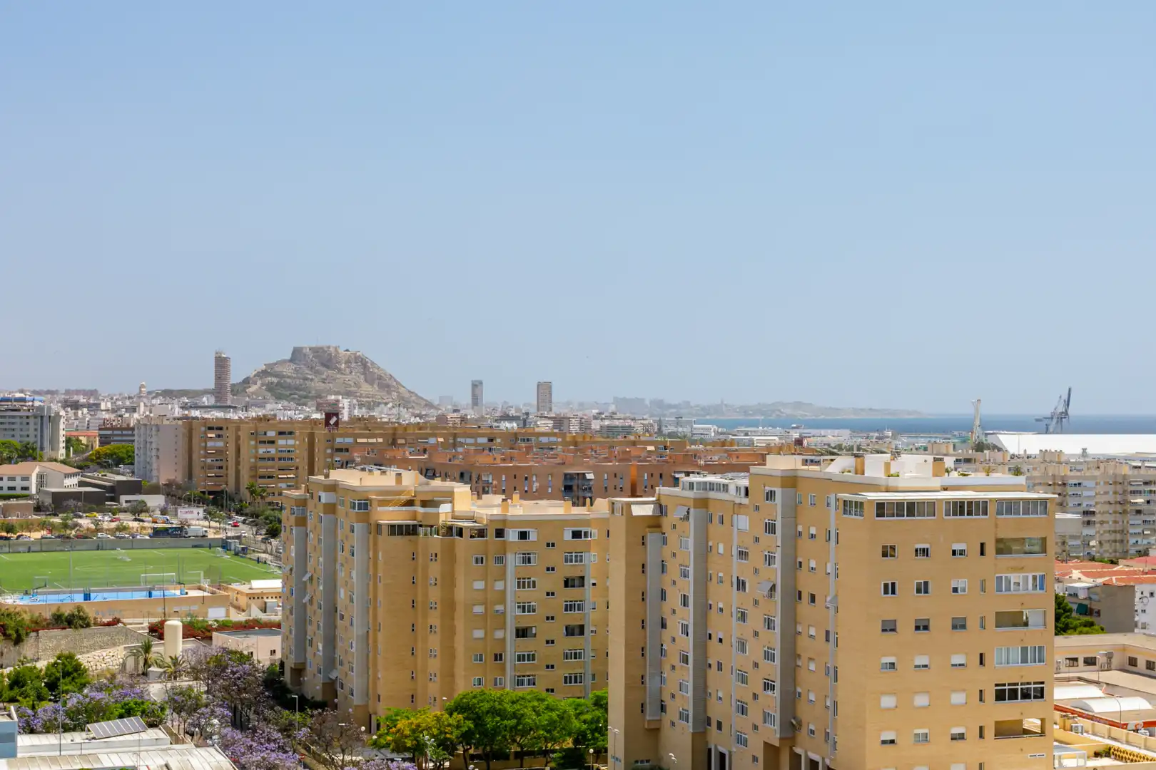 Vista exterior de Àtic en venda en Alicante / Alacant amb Aire condicionat, Calefacció i Jardí privat