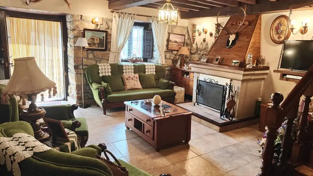 Sala d'estar de Casa o xalet en venda en Los Tojos  amb Calefacció i Moblat