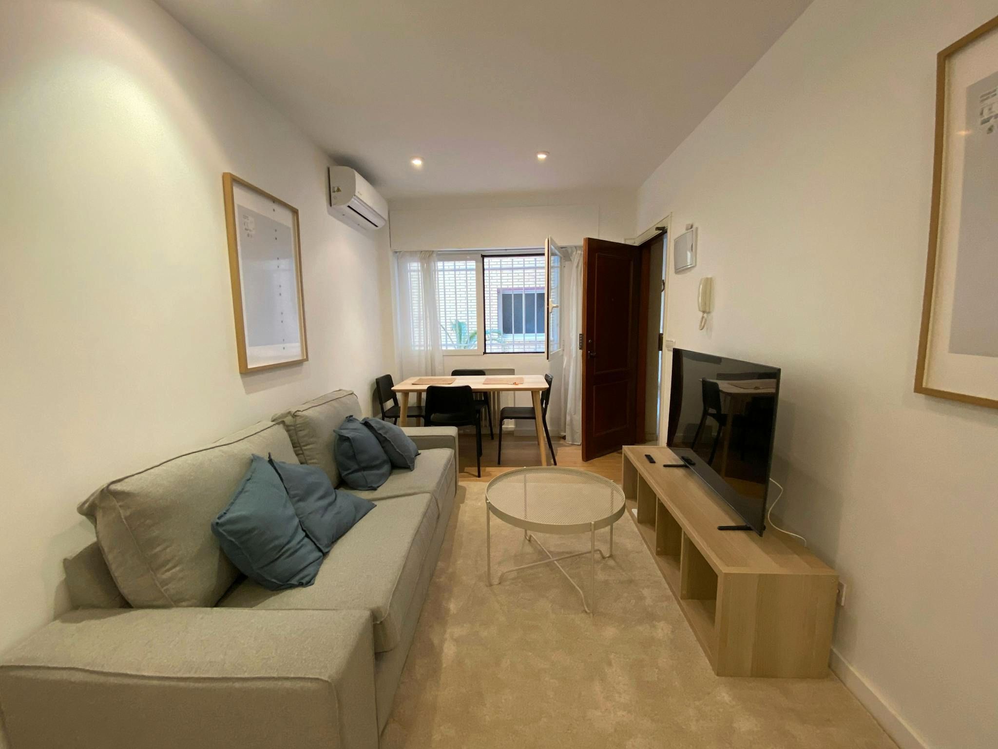 Living room of Flat to rent in  Madrid Capital  with Air Conditioner, Heating and Private garden