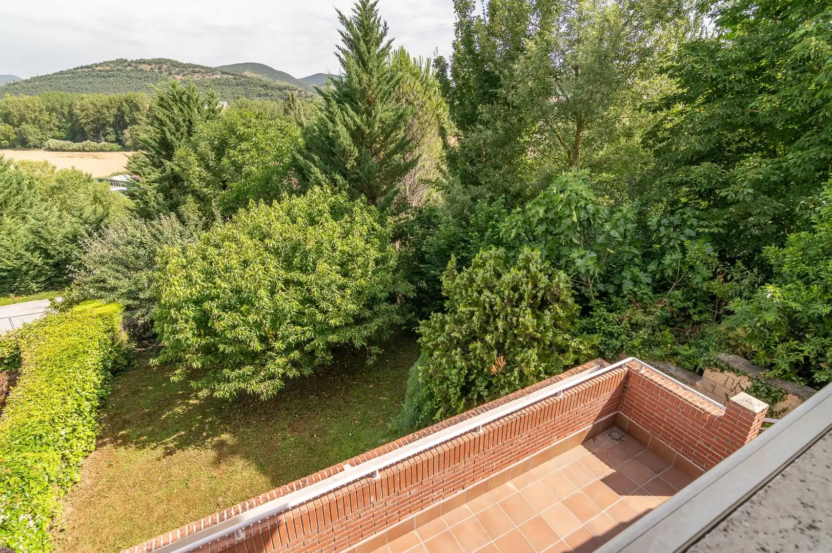 Terrasse von Einfamilien-Reihenhaus zum Verkauf in Valle de Egüés / Eguesibar mit Klimaanlage, Heizung und Privatgarten