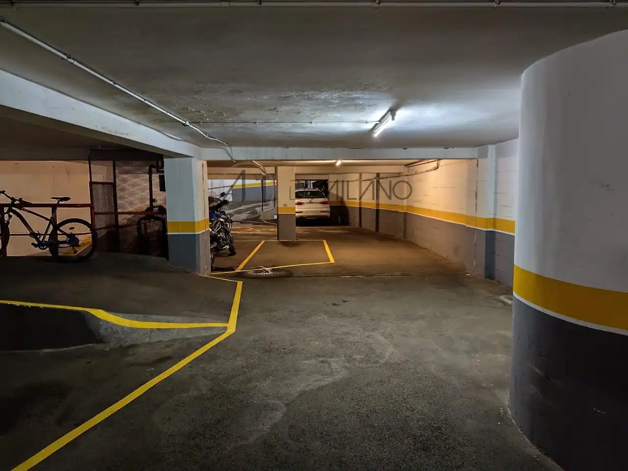 Parking de Piso de alquiler en Vigo  con Calefacción, Parquet y Amueblado