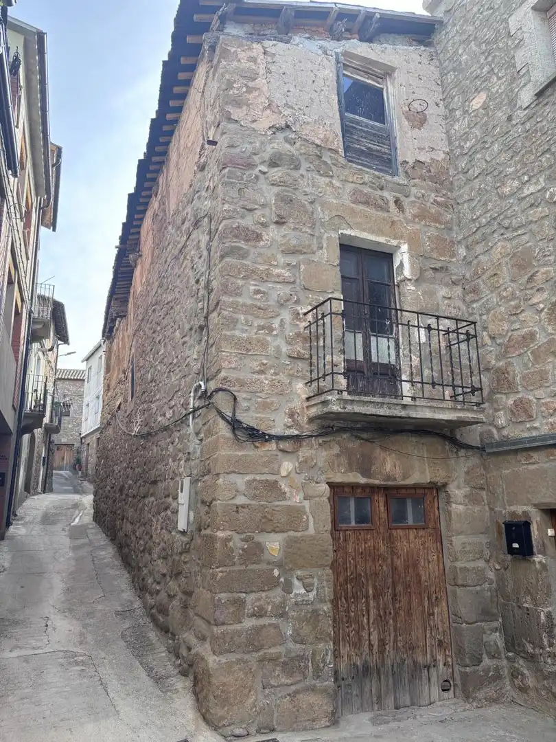 Außenansicht von Country house zum Verkauf in La Baronia de Rialb