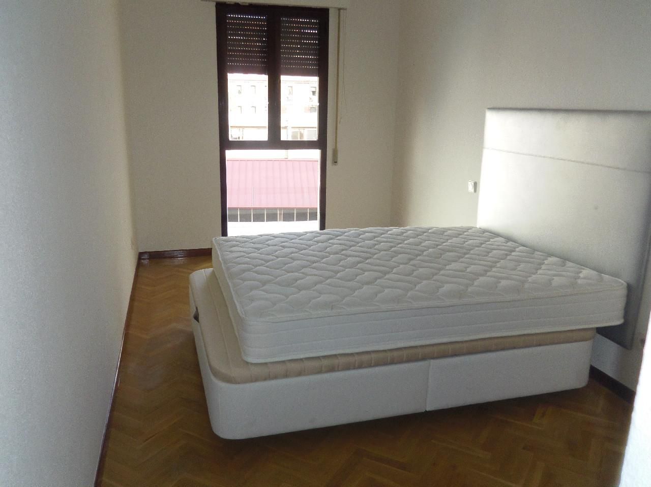 Bedroom of Flat to rent in  Madrid Capital  with Air Conditioner, Heating and Parquet flooring