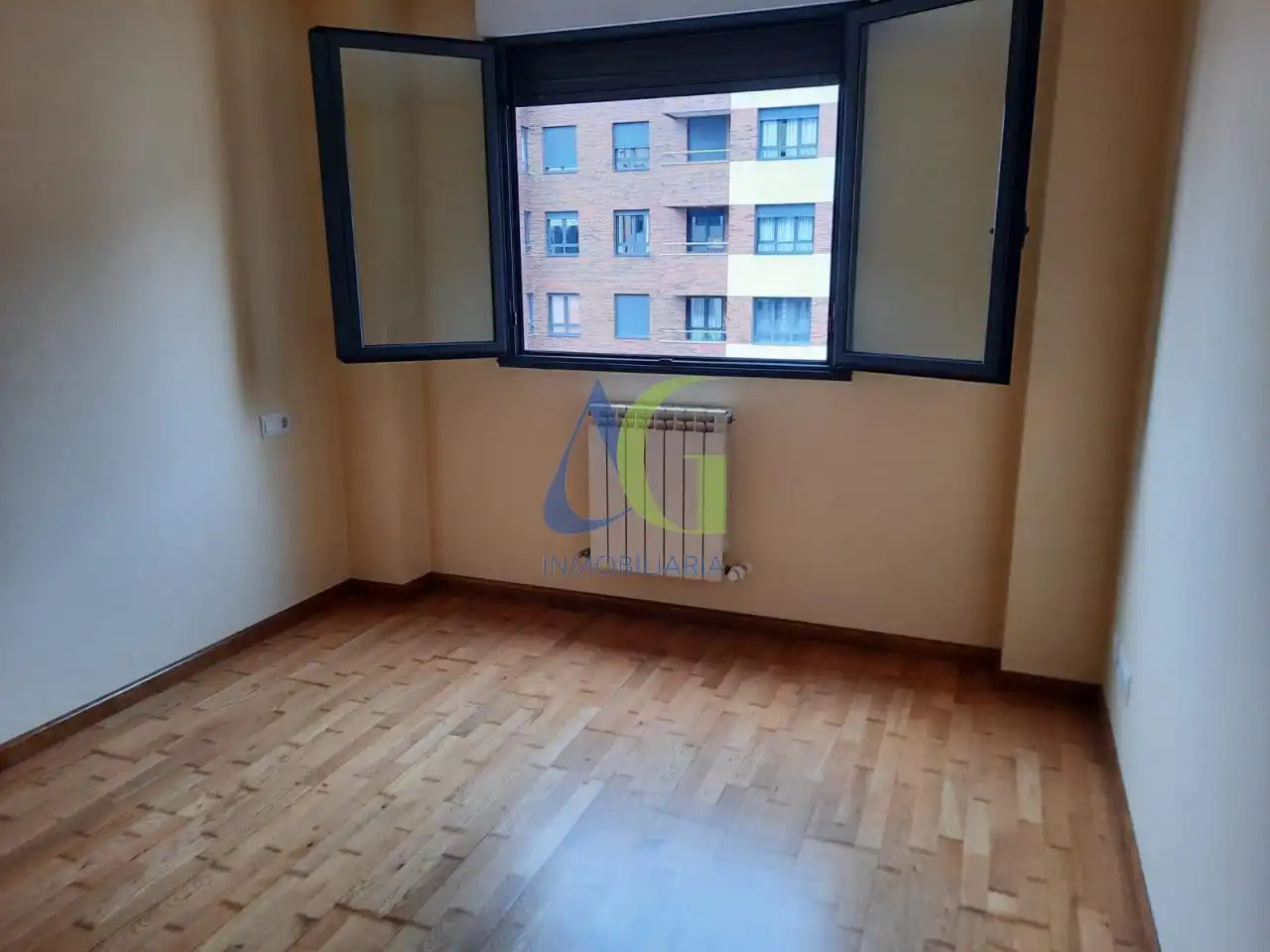 Dormitori de Pis en venda en León Capital  amb Calefacció i Parquet