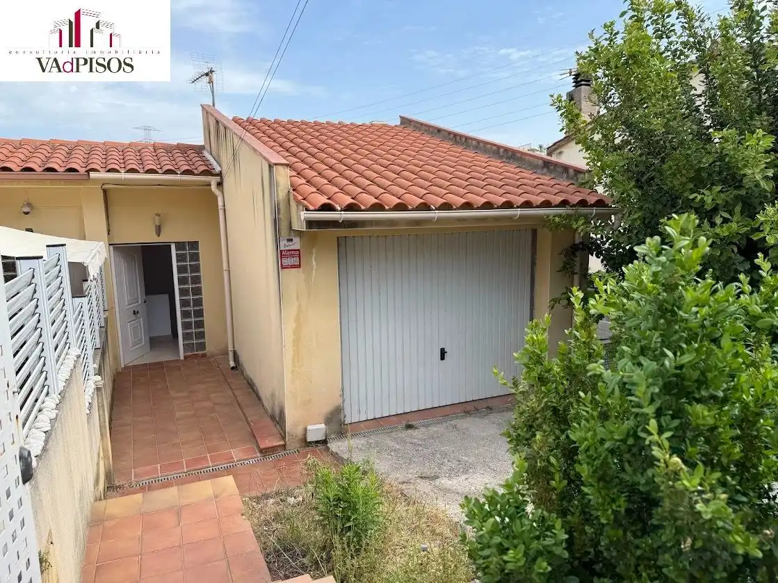 Vista exterior de Casa o xalet en venda en Gelida amb Jardí privat i Terrassa