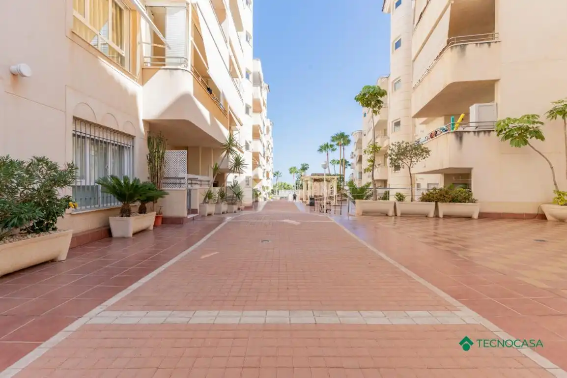 Vista exterior de Pis en venda en Roquetas de Mar amb Aire condicionat i Terrassa